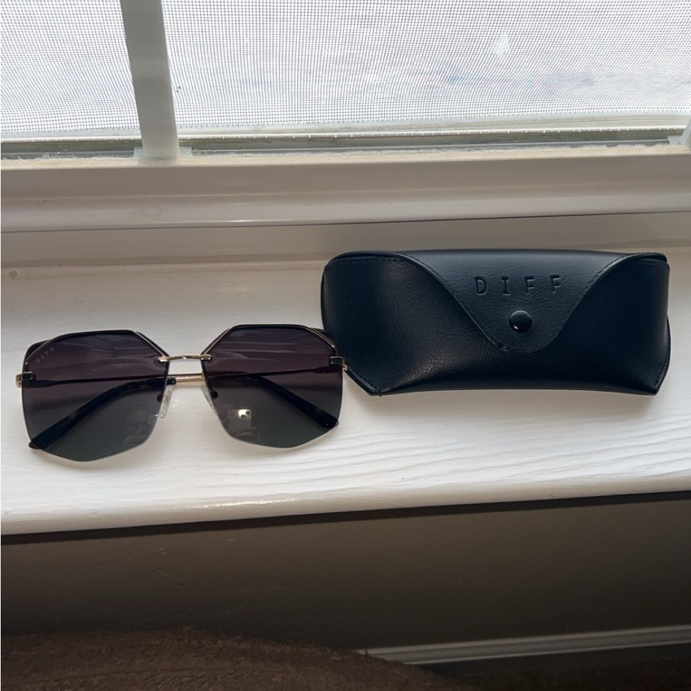 Diff Eyewear Rimless Hexagon Sunglasses in Gold and Black